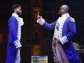 Ο Julius Thomas III, αριστερά, και ο Isaiah Johnson πρωταγωνιστούν στο Hamilton, στο Jubilee Auditorium του Έντμοντον από τις 21 Ιουνίου έως τις 10 Ιουλίου.