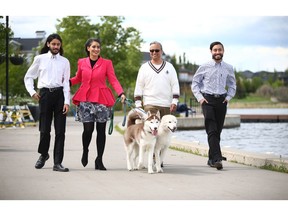 Leela Aheer, segunda desde la izquierda, camina con sus hijos y su esposo Malkeed Aheer, segundo desde la derecha, en el malecón de Chestermere, al este de Calgary, el miércoles 8 de junio de 2022.  Se ha unido a la carrera por el liderazgo de Alberta UCP.