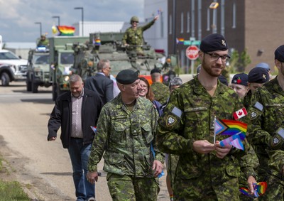 Le drapeau de la fierté gaie flotte à la base militaire d'Edmonton