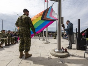 Le drapeau de la fierté gaie flotte à la base militaire d'Edmonton