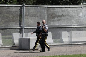 RCMP-Beamte patrouillieren in Edmonton, Donnerstag, 14. Juli 2022, in Edmonton, in Edmonton, in einem Zaunabschnitt, der in Vorbereitung auf den bevorstehenden Besuch des Papstes errichtet wurde. Foto von David Bloom