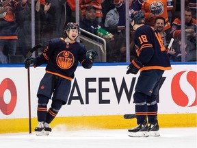 Kyler Yamamoto (56) de Edmonton Oilers celebra un gol con sus compañeros sobre el portero de los San Jose Sharks James Reimer (47) durante la acción de la NHL del segundo período en Rogers Place el 28 de abril de 2022.