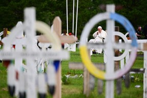 Pope Francis visits the Ermineskin cemetery in Maskwacis, south of Edmonton, western Canada, on July 25, 2022. - Pope Francis visits Canada for a chance to personally apologise to Indigenous survivors of abuse committed over a span of decades at residential schools run by the Catholic Church.