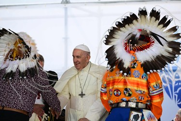 Pope Francis (C) meets with the indigenous community in Maskwacis, south of Edmonton, western Canada, on July 25, 2022. - Pope Francis visits Canada for a chance to personally apologize to Indigenous survivors of abuse committed over a span of decades at residential schools run by the Catholic Church.