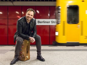 Baku Erhad trägt Baku Erhad: The Worst German Ever, beim Festival 2022, Destination Fringe.