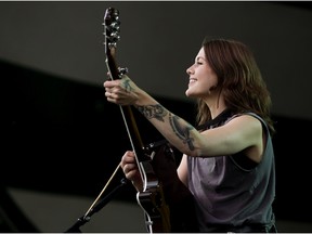 Rebecca Lovell, de Larkin Poe, se apresenta no palco principal do Edmonton Folk Music Festival no sábado, 6 de agosto de 2022.