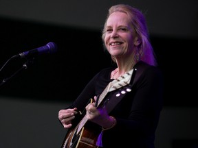 Mary Chapin Carpenter se apresenta no palco principal do Edmonton Folk Music Festival no sábado, 6 de agosto de 2022.