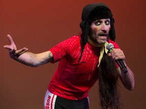 Scena produkcji Spec Theatre autorstwa Mr. Coffeeheada na Edmonton Fringe w 2022 roku.