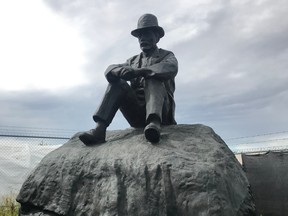 nachrichten Der Künstler Ken Lum schuf die Bronzeskulpturen The Buffalo und Buffalo Fur Trader, die neben der neuen Walterdale Bridge in Edmonton installiert werden sollen.  Die Stadt hat entschieden, das Kunstwerk nicht zu installieren.