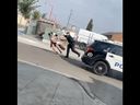 Screenshot eines Videos, das einen Polizisten aus Edmonton zeigt, wie er eine Frau während einer Festnahme am Donnerstag, den 15. September 2022 im Bereich der 106 Avenue und 101 Street zu Boden schubste.