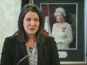 Danielle Smith prend la parole après avoir été assermentée en tant que première ministre désignée de l'Alberta à Edmonton le mardi 11 octobre 2022.