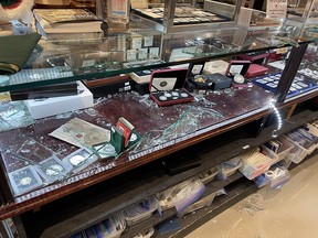 Tepat setelah pukul 6 pagi pada hari Sabtu, 26 November 2022, dua orang bertopeng menerobos pintu kaca pintu masuk Cineplex ke Sherwood Park Mall dan merampok toko Beck Antiques & Jewellery. Disediakan