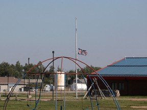 A flag flies at half-staff at a school on the James Smith Cree Nation reserve in Canada on September 6, 2022. - One of two brothers who were the target of a massive manhunt in Canada after allegedly carrying out a stabbing spree that left 10 dead and 18 wounded has been found dead, police said on September 5, 2022. The killings in the remote James Smith Cree Nation Indigenous community and the town of Weldon in Saskatchewan province in western Canada are among the deadliest incidents of mass violence to ever hit the nation.