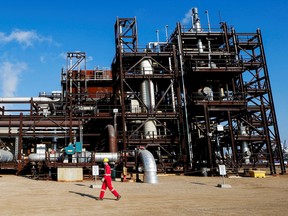 FOTO FILE: Seorang karyawan Shell berjalan melewati fasilitas Quest Carbon Capture and Storage (CCS) perusahaan di Fort Saskatchewan, Alberta, Kanada, 7 Oktober 2021. REUTERS/Todd Korol/File Foto