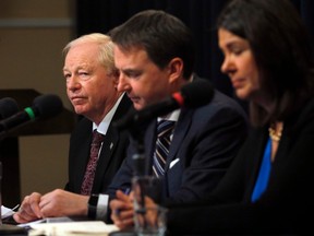 Perdana Menteri Danielle Smith dan Menteri Kesehatan Jason Copping dan Dr. John Cowell administrator resmi baru otoritas kesehatan provinsi mengumumkan langkah-langkah dalam rencana reformasi Layanan Kesehatan Alberta di McDougall Center di Calgary pada Kamis, 17 November 2022. Darren Makowichuk/Postmedia