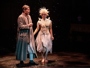 John Ullyatt, kiri, dan Lilla Solymos dalam produksi The Citadel Theatre dari A Christmas Carol.