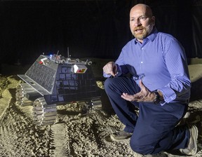 Peter Visscher, manajer umum Fasilitas Canadensys Waterloo di Stratford, Ont., berbicara tentang pembangunan rover perusahaan untuk menjelajahi Kutub Selatan bulan.
