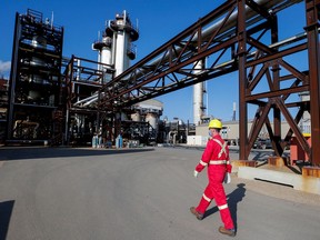 Seorang karyawan Shell berjalan melewati fasilitas Quest Carbon Capture and Storage perusahaan yang baru di Fort Saskatchewan, Alberta, pada tahun 2021.