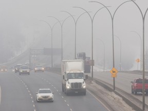 Il traffico si dirige verso est attraverso una fitta nebbia su Whitemud Drive, appena oltre il Rainbow Valley Bridge di Edmonton, martedì 2 gennaio.  10, 2023. Environment Canada ha rilasciato una dichiarazione speciale sulla qualità dell'aria per Edmonton e le aree circostanti.