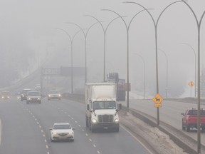 Il traffico si dirige verso est attraverso una fitta nebbia su Whitemud Drive, appena oltre il Rainbow Valley Bridge di Edmonton, martedì 2 gennaio. 10, 2023. Environment Canada ha rilasciato una dichiarazione speciale sulla qualità dell'aria per Edmonton e le aree circostanti.