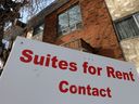 Papan nama suite untuk disewakan di luar gedung apartemen di Edmonton pada 30 Januari 2023.