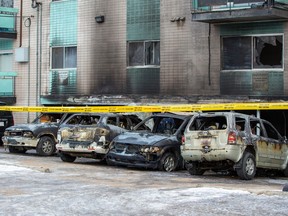 Penyelidik memeriksa kebakaran di sebuah taman apartemen di lantai dasar di 8516 99 Street pada hari Rabu, 15 Februari 2023 di Edmonton.  Greg Southam-Postmedia
