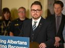 Menteri Kesehatan Mental dan Ketergantungan Nicholas Milliken berbicara pada konferensi pers mengumumkan satuan tugas baru untuk membantu mengatasi tunawisma dan keselamatan publik di Calgary pada 16 Desember 2022. 