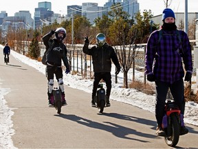 Sekelompok orang mengendarai sepeda roda satu di sepanjang jalan dekat Muttart Crossing dan 106A Avenue di Edmonton, Jumat 17 Februari 2023. Foto Oleh David Bloom