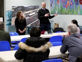 Pemimpin hubungan pemangku kepentingan Marigold Infrastructure Partners Jennifer Sheehan dan manajer konstruksi Marigold Infrastructure Partners Brad Baumle membahas konstruksi LRT selama Percakapan Komunitas langsung di Liga Komunitas Glenora di Edmonton, Kamis, 23 Februari 2023.