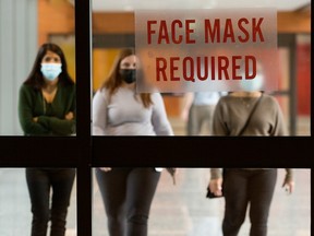 COVID-19, mask, mandate, bylaw



Office workers make their way through a city centre pedway in downtown Edmonton, on Tuesday March 1, 2022. An Edmonton Downtown Business Association survey indicates that about 70% of workers are expected to return to work downtown by summer. Photo by David Bloom