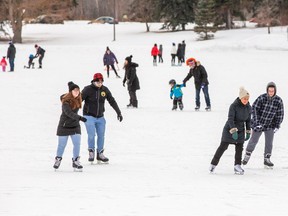 Para skater menikmati skate di Hawrelak Park pada Sabtu, 18 Februari 2023 di Edmonton. Greg Southam-Postmedia