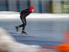 Seorang peseluncur cepat memanfaatkan cuaca hangat saat ia berjalan di sekitar Victoria Park Skating Oval pada Jumat, 17 Februari 2023 di Edmonton. Greg Southam-Postmedia