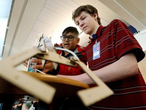 (kiri ke kanan) Hastin Patel, 14, dan James Charron-Shire, 15, membuat lengan hidrolik dalam acara STEM (sains, teknologi, teknik, matematika) di WP Wagner School, di Edmonton, Jumat 17 Februari 2023. Sekitar 200 siswa dari seluruh Sekolah Umum Edmonton mengeksplorasi ide-ide yang berkaitan dengan robotika, kecerdasan buatan, hidroponik, manipulasi dan peleburan kaca, serta pengelolaan limbah dan konsumerisme yang bertanggung jawab. David Bloom/Postmedia