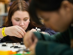 (kiri ke kanan) McKenna Golberg, 14, dan Kassandra Cagas, 15, menggunakan Lego untuk membuat representasi data tiga dimensi selama acara STEM (sains, teknologi, teknik, matematika) di WP Wagner School, di Edmonton, Jumat 17 Februari , 2023. Sekitar 200 siswa kelas 9 dari seluruh Sekolah Umum Edmonton mengeksplorasi ide-ide terkait robotika, kecerdasan buatan, hidroponik, manipulasi dan peleburan kaca, serta pengelolaan limbah dan konsumerisme yang bertanggung jawab. Foto Oleh David Bloom