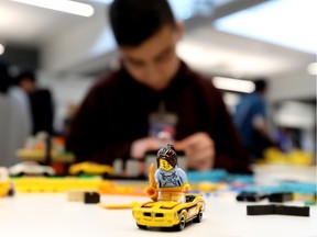 Siswa menggunakan Lego untuk membuat representasi data tiga dimensi selama acara STEM (sains, teknologi, teknik, matematika) di WP Wagner School, di Edmonton, Jumat, 17 Februari 2023. Sekitar 200 siswa kelas 9 dari seluruh Sekolah Umum Edmonton mengeksplorasi ide terkait dengan robotika, kecerdasan buatan, hidroponik, manipulasi dan peleburan kaca, serta pengelolaan limbah dan konsumerisme yang bertanggung jawab. Foto Oleh David Bloom