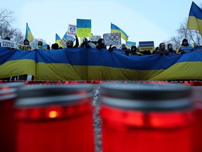 Massa menandai peringatan satu tahun invasi skala penuh Rusia ke Ukraina dengan berjaga di luar Badan Legislatif Alberta di Edmonton, Jumat, 24 Februari 2023. Foto Oleh David Bloom