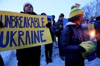 Warga Edmonton menandai peringatan satu tahun invasi besar-besaran Rusia ke Ukraina dengan berjaga di luar gedung legislatif Alberta di Edmonton pada 24 Februari 2023.