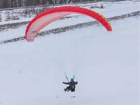 Seorang paraglider terbang menuruni Gallagher Hill pada Sabtu, 18 Februari 2023 di Edmonton. Greg Southam-Postmedia