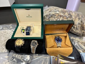 La police saisit de la drogue, des armes à feu et plus de 200 000 $ en espèces en buste: ALERTE 2 La police a saisi plusieurs montres de luxe dans le cadre d'une enquête sur le trafic de drogue qui a commencé en septembre 2022, ont déclaré les équipes d'intervention des forces de l'ordre de l'Alberta.