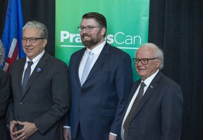 « Changeur de jeu » : une initiative antidrogue de l'Alberta reçoit 80,5 millions de dollars d'Ottawa 4 De gauche à droite, Dan Vandal, le ministre fédéral de PrairiesCan, le PDG de l'API Andrew MacIsaac et le Dr Lorne Tyrrell de l'Université de l'Alberta ont parlé de l'annonce de financement de 80,5 millions de dollars du gouvernement fédéral pour l'Initiative canadienne sur les médicaments essentiels sur le campus nord de l'université le 17 mars 2023 .
