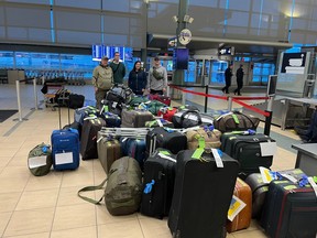 Petugas perdamaian Edmonton Daniel Laskavenko, Shannon Boddez, seorang perawat di Rumah Sakit Royal Alexandra, pemilik bisnis Dave Bryenton dan mahasiswa Ukraina Oleh Bishko dengan beberapa dari 47 tas peralatan Kanada yang akan disumbangkan di Ukraina, di Bandara Internasional Edmonton.