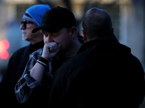 Les funérailles des officiers décédés d'Edmonton pourraient avoir lieu dimanche Premier ministre de l'Alberta 9 La famille du const. Brett Ryan se réconforte alors qu'ils participent à une veillée à l'extérieur de la station EPS de la division ouest, à Edmonton, le vendredi 17 mars 2023. Const. Travis Jordan et Const. Brett Ryan ont tous deux été tués dans l'exercice de leurs fonctions le 16 mars 2023. Les deux officiers travaillaient au poste de la division ouest. Photo de David Bloom