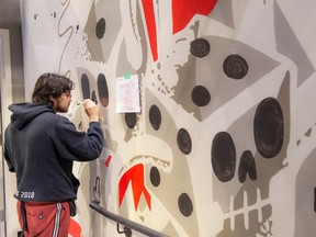 JoJo peintre et interprète au Rapid Fire Theatre travaille sur une peinture murale dans leur nouvel espace de théâtre sur 83 Ave à Old Strathcona le 7 mars 2023.