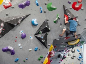 nachrichten Scott Dafoe verbrachte am 1. März 2023 einen Teil seines Morgens in der Kletter- und Boulderhalle von Blocs im Süden von Edmonton.