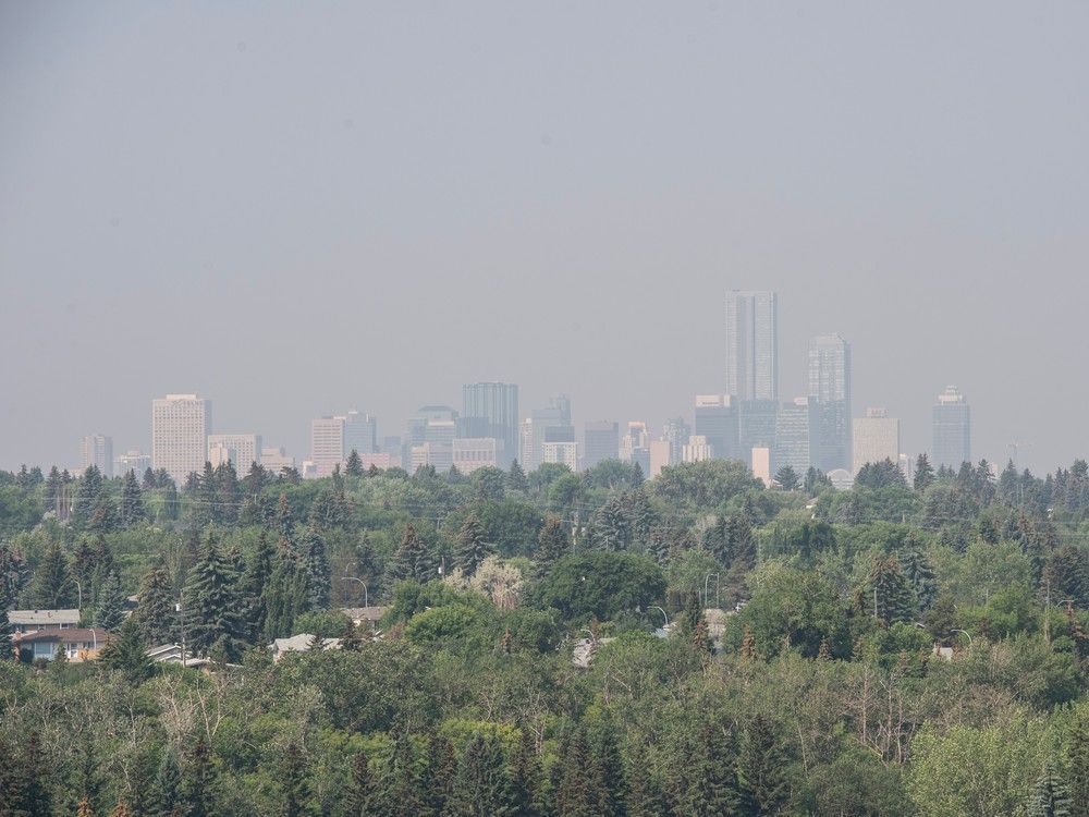 Heat wave, wildfire smoke trigger two Edmonton weather advisories