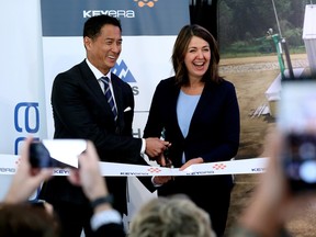 Alberta Premier Danielle Smith and Keyera president and CEO, Dean Setoguchi cut a ribbon