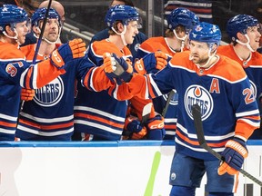 De Edmonton Oilers vinden aanval en verdediging in de eerste overwinning voor Chris Knoblauch