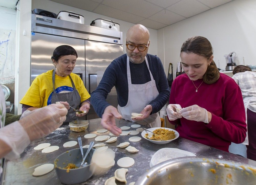 Cooking with heart: Chef mentoring Ukrainian newcomers at Edmonton