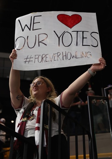 Arizona Coyotes fans say farewell