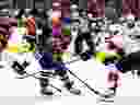 এডমন্টন অয়েলার্সের কনর ম্যাকড্যাভিড (97) শনিবার, 15 জুন, 2024 তারিখে রজার্স প্লেসে স্ট্যানলি কাপ ফাইনালের গেম 4-এর প্রথম কোয়ার্টারে ফ্লোরিডা প্যান্থার্সের গু-এর বিরুদ্ধে খেলছেন। স্ট্যাফোর্ড ফরসলিং (42) বনাম অ্যারন একব্লাড (5) .ফটোগ্রাফি: ডেভিড ব্লাম